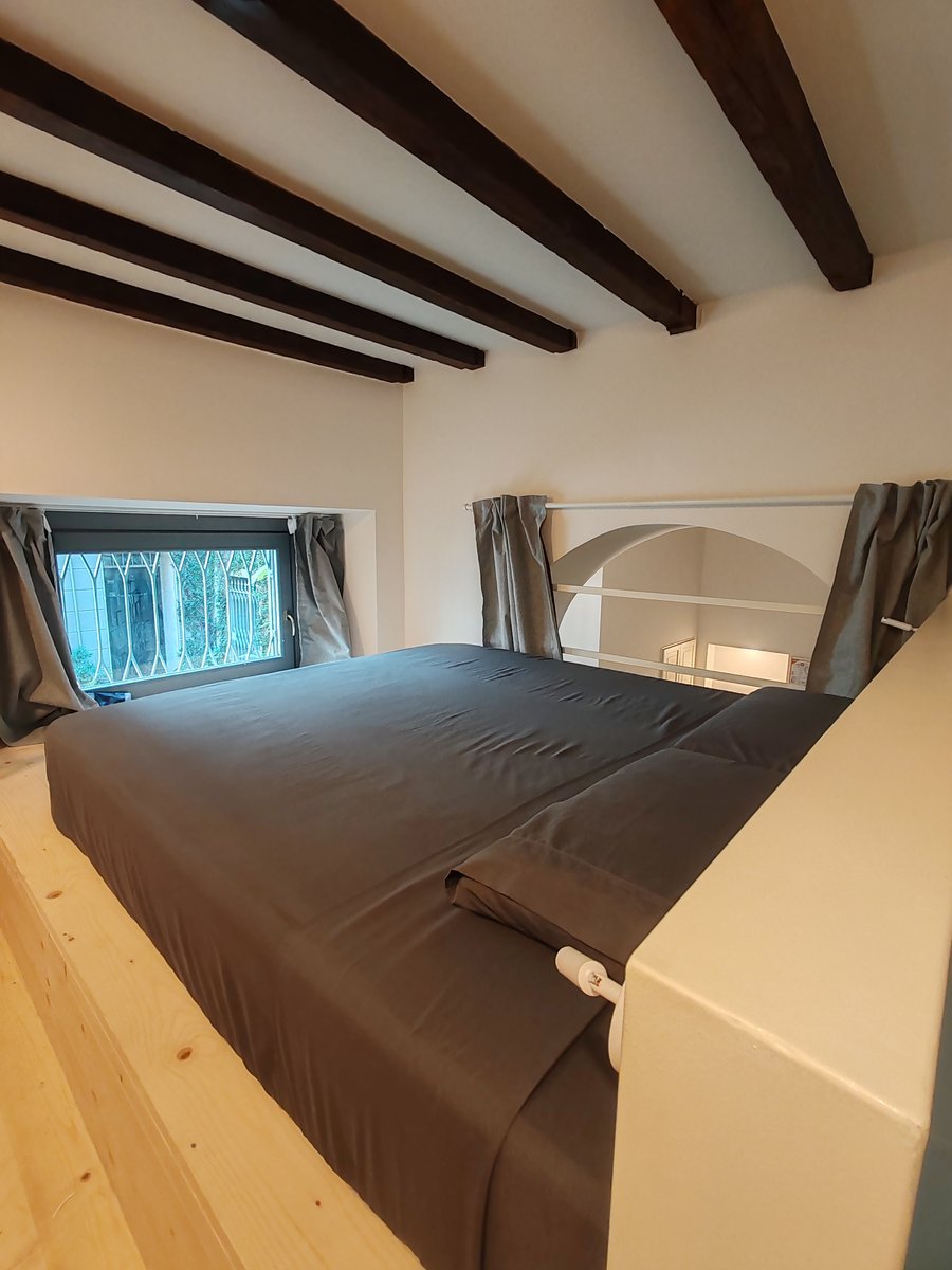 Camera da letto di Secret Courtyard Milano con soppalco e illuminazione studiata