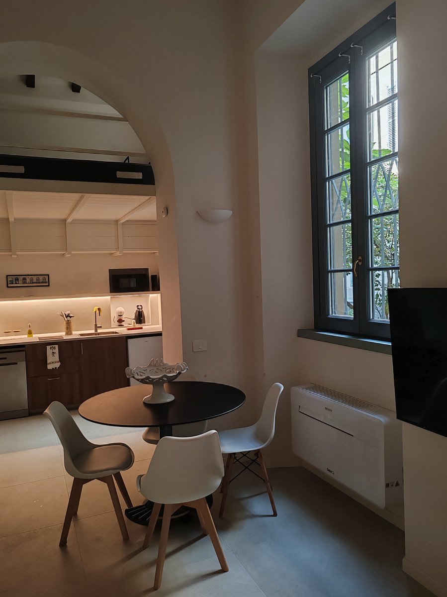 Soggiorno di Secret Courtyard Milano con arredi minimali e design contemporaneo